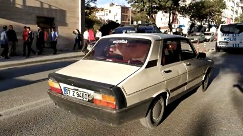 Otomobilde buzağıyı görenler, şaşkınlık yaşadı.