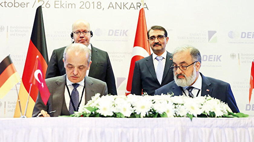  Alman şirketi Siemens ile Türkiye Elektromekanik Sanayi AŞ (TEMSAN) yetkilileri, iki ülke bakanlarının şahitliğinde iş birliği anlaşması imzaladı.