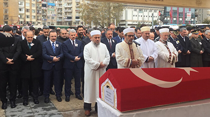 Şehit polis memuru Buket Keleş'in cenazesi, öğle vakti kılınan cenaze namazının ardından Şehit Hava Pilot Astsubay Çavuş Ahmet Tozluklu Şehitliği'nde defnedildi.