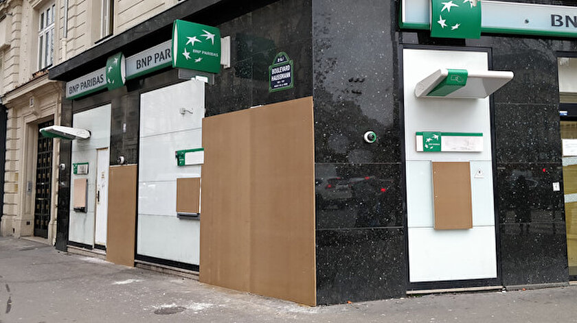 Paris Te Atm Ler Suntalarla Kapatildi Fransa Da Son Durum