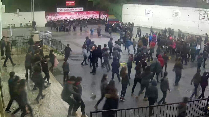 Öğrenciler kurallara uygun bir şekilde okulu boşalttı.