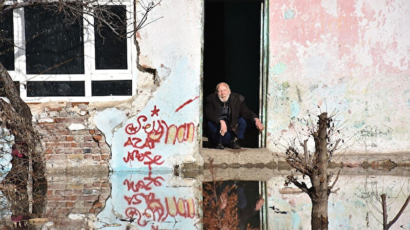 Yaşlı adam, torunlarının devreye girmesiyle ikna oldu.