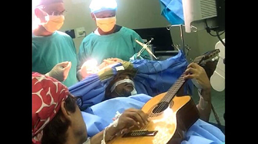 Dunyada Bir Ilk Acik Beyin Ameliyati Olurken Gitar Caldi