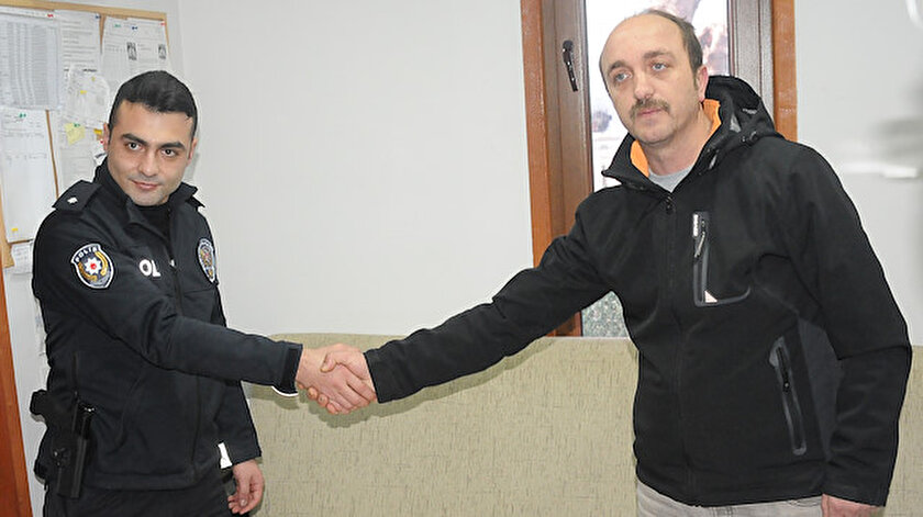 42 yaşındaki Erdal Altın, aracındaki polisleri teslim etti.
