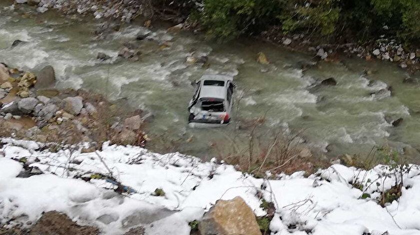 Kaza yapan araç, dereye uçtu.