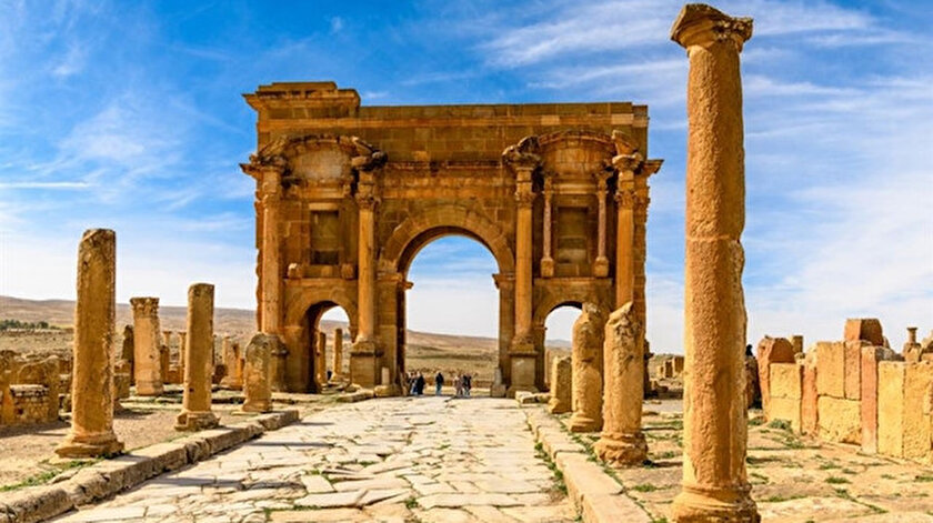 Antik kentin en önemli yapılarından, Trajan zafer arkı.