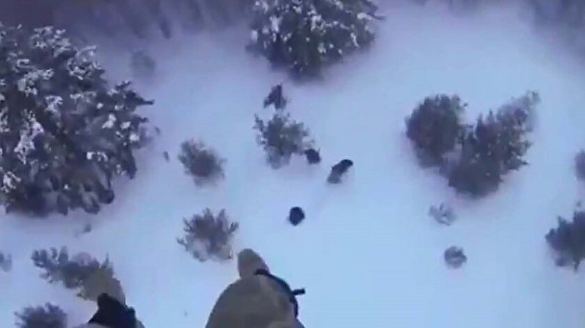 Askeri personel, donma tehlikesi geçiren 4 kişiyi helikoptere ulaştırdı.