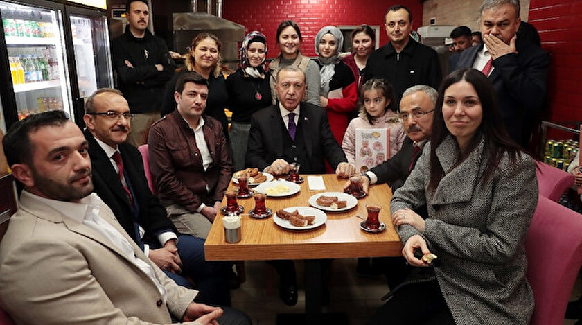 Cumhurbaşkanı Erdoğan vatandaşlarla çay içip simit yedi