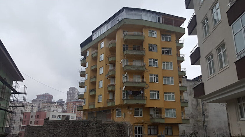 Binanın hafif yan yattığını hisseden bazı apartman sakinleri, kısa sürede evlerini boşaltarak dışarı çıktı.