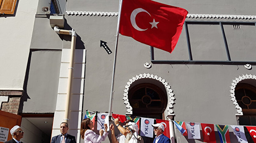 osmanli mirasi camiye turk bayragi cekildi