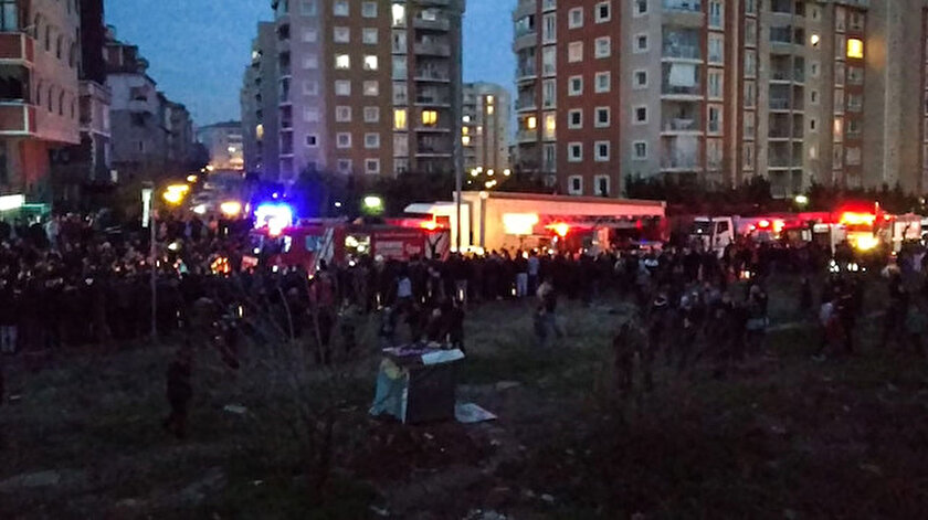 Helikopterin düştüğü bölgeye çok sayıda ambulans ve itfaiye ekibi sevk edildi.