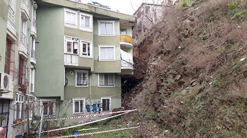 Eyüpsultanda toprak kayması sonucu 4 daire hasar aldı