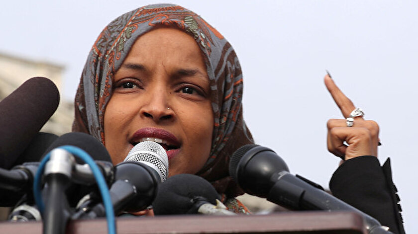 İlhan Omar, Abrams'ı Güney Amerika ülkelerinde çıkan iç savaşlarda rol almakla suçladı.