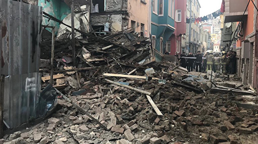 İstanbul haberleri: Balatta 3 katlı bina çöktü