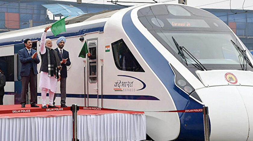 Hindistanın ilk hızlı treni bozuldu: İneğe çarpmış olabilir