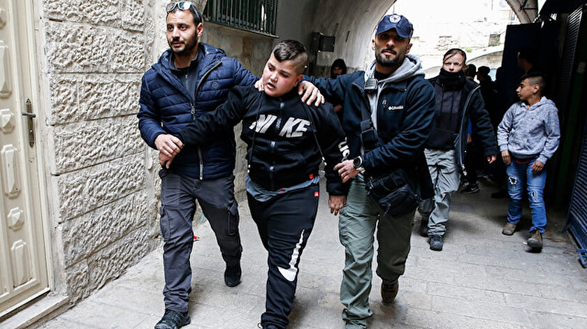 İşgalci İsrail polisi Kudüste Filistinli bir aileyi zorla evinden çıkardı