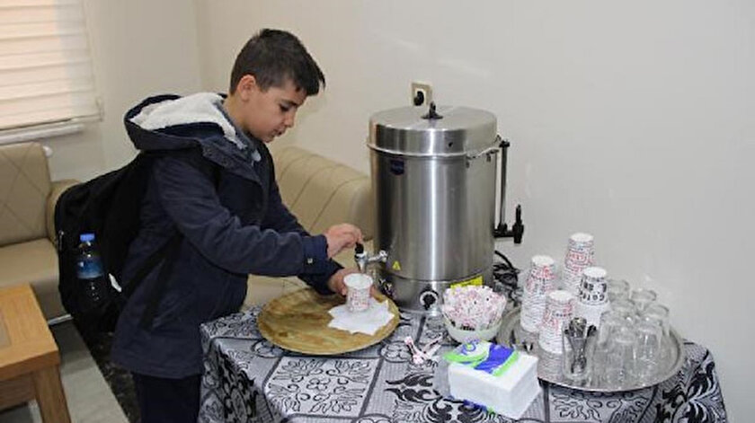 Apartmanda okula giden çocuklara süt ikramı