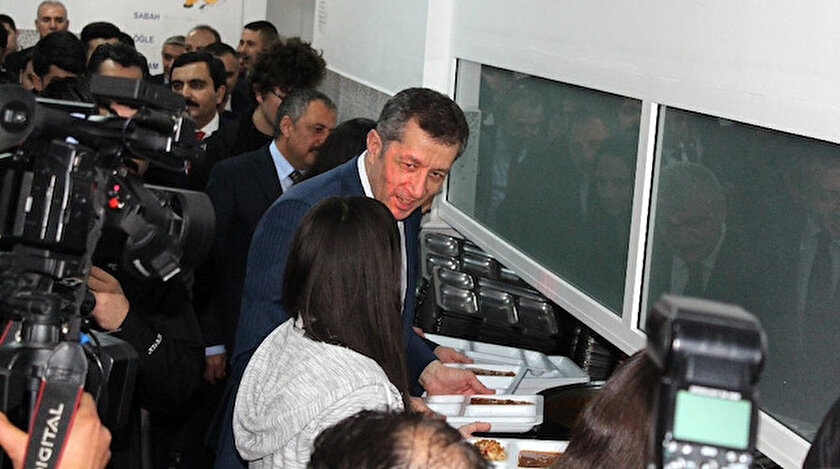 Bakan Selcuk Ogrencilerle Siraya Girerek Yemek Aldi
