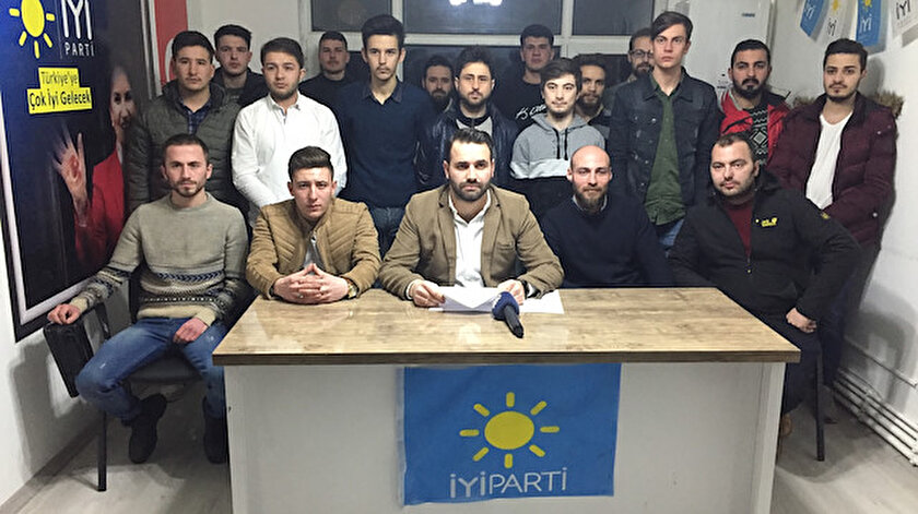 İstifa eden Gençlik Kolları Başkanı Erdem Gürsoy (ortada), parti binasında basın toplantısı düzenledi.