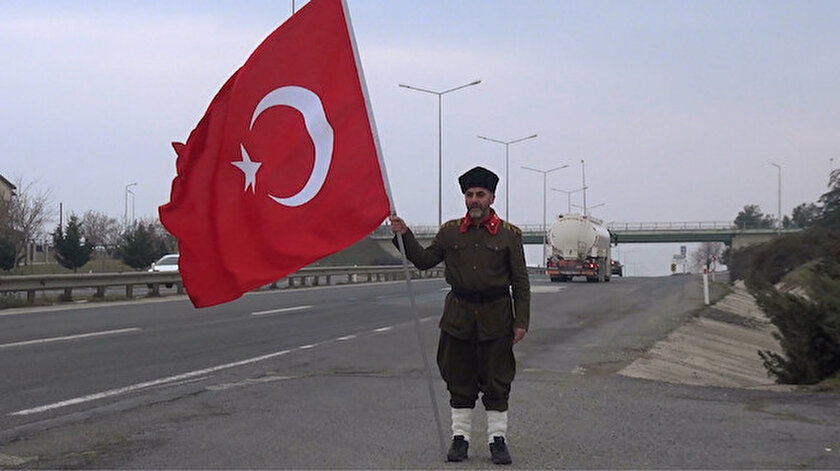 Tokat Onbeşli Torunları Derneği Başkanı Saffet Gümüş, Çanakkale Zaferi'nin 104'üncü yıldönümü nedeniyle Esenyurt'tan başlattığı "Torundan Dedeye Vefa" adlı yürüyüşte Silivri'de mola verdi.