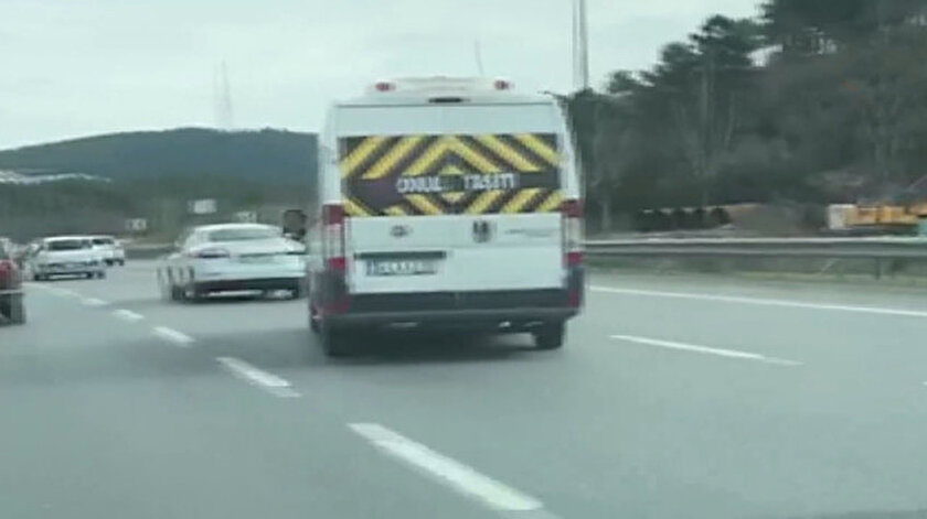 Trafikte makas atan okul taşıtı.