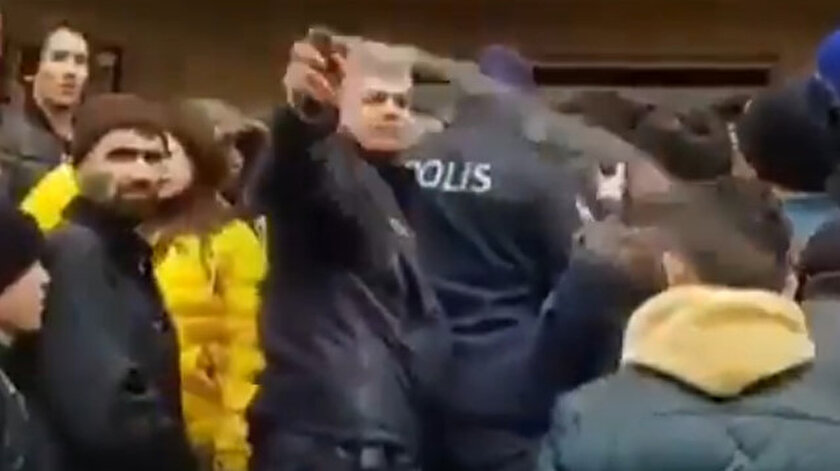 Denizlide mültecilere biber gazı sıkan polise soruşturma