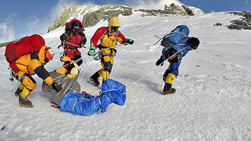 Everest Te Buzlar Eridi Cesetler Ortaya Cikti Yeni Safak