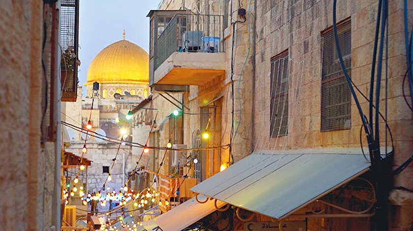 Kudüs’ün Işıkları
perdeye
yansıyor