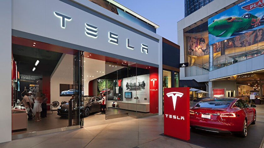Elon Musk Tesla mağazalarını kapatma nedenini açıkladı