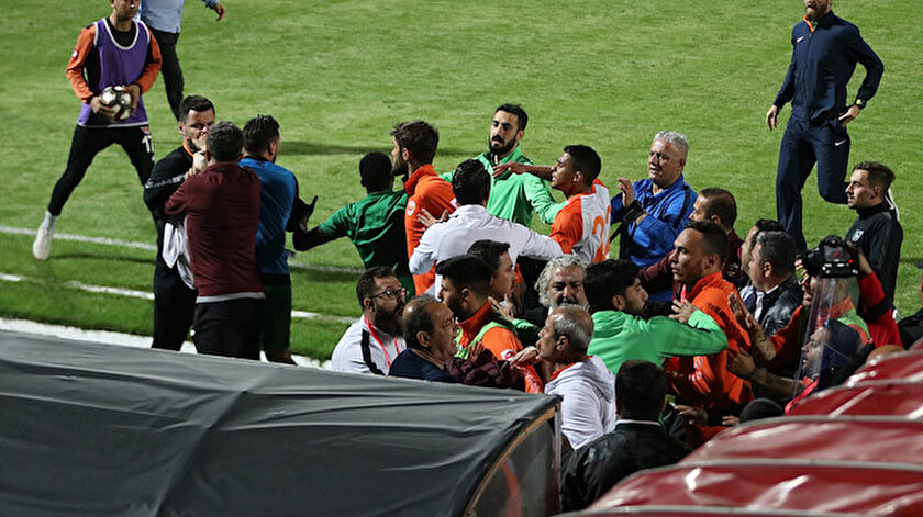  Adanaspor-Denizlispor maçında saha karıştı
