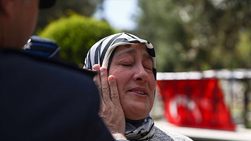 Şehit annesinin gözyaşlarını emniyet müdürü sildi