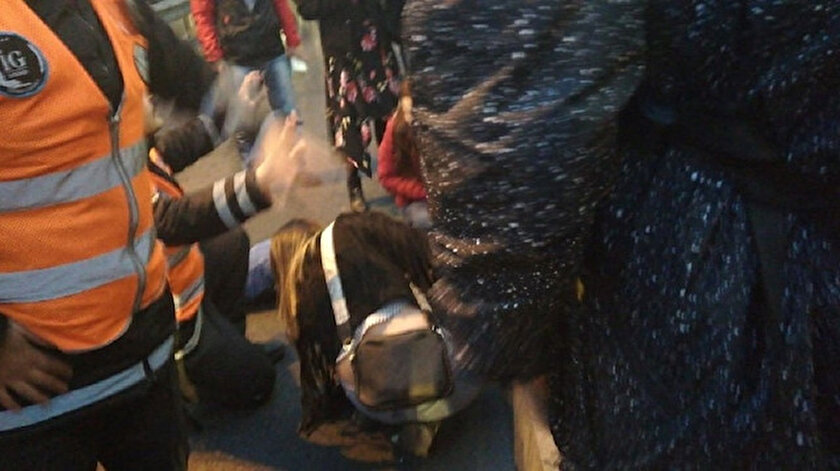 Ekipler yaralı kadını hastaneye götürdü.