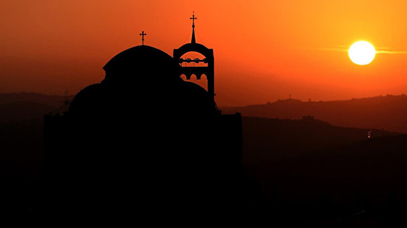 Ülkede 5,7 milyonluk nüfusun yüzde 75'inin kilise vergisi ödeyerek kiliseye üye olduğu kaydedildi.