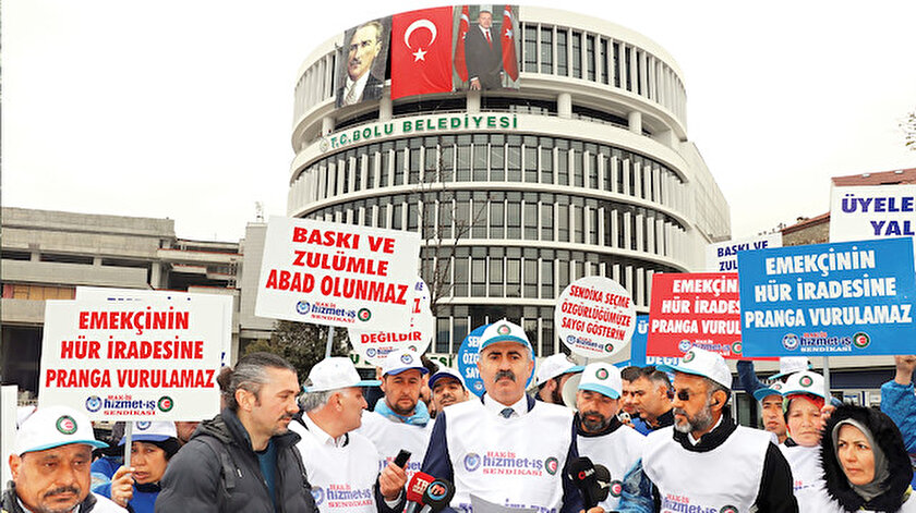 Hizmet-İş Sendikası temsilcileri ile Demokrasi Meydanı'nda bulunan belediye binasının önünde bir araya geldi.