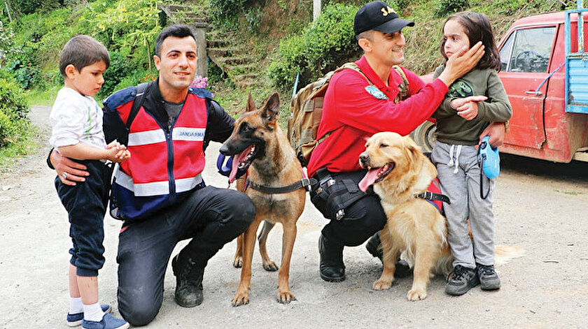 Selim Yağız Özkan ve Barış Yıldırım’ı arama çalışmalarına, arama kurtarma köpeği “Kır” ile iz sürme köpeği “Oyma” da katıldı.