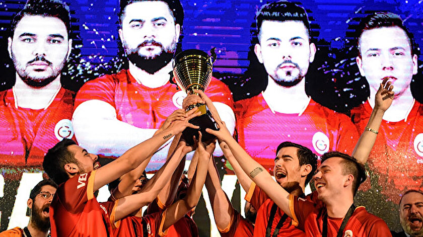 Galatasaray E-spor takımı kupayı kaldırdı.