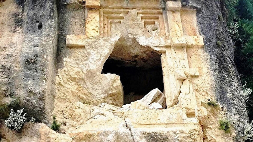 Antalya Haberleri 2 Bin 500 Yillik Kaya Mezari Parcaladilar