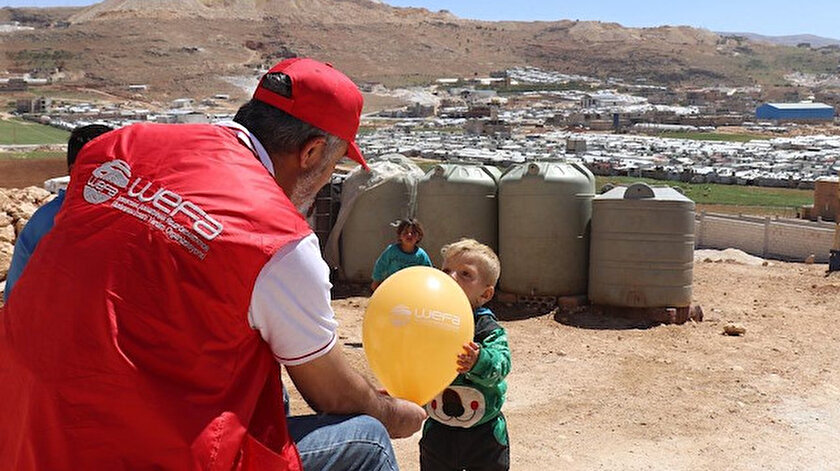 Lübnan Arsal Kampı'nda kumanya dağıtılırken çocuklara da balon dağıtıldı.