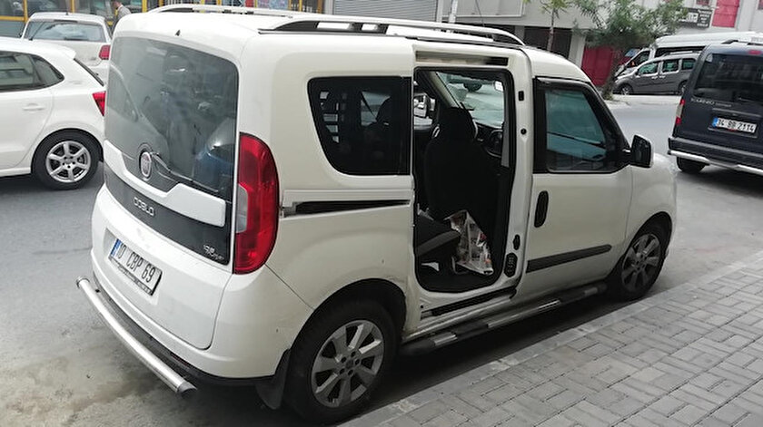 İstanbul Bayrampaşada otomobilin iki kapısını 3 dakikada çaldılar