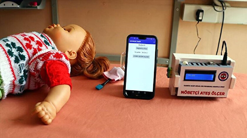 Danışman öğretmenlerinin de desteğiyle 6 ayda akıllı telefonlarla entegre çalışan "nöbetçi ateş ölçer" cihazını geliştiren öğrenciler, Trakya Kalkınma Ajansınca düzenlenen "Bir Fikrim Var" proje yarışmasında 250 proje arasında birincilik ödülüne layık görüldü.