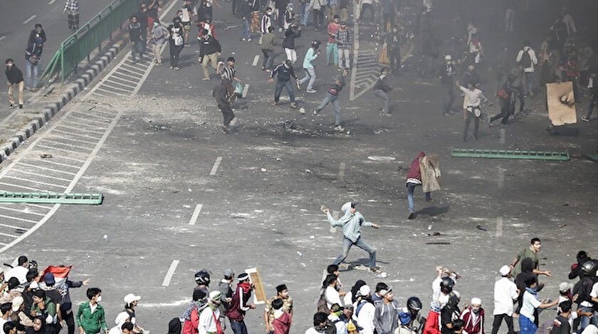 Endonezya’da seçim protestolarında arbede çıktı.