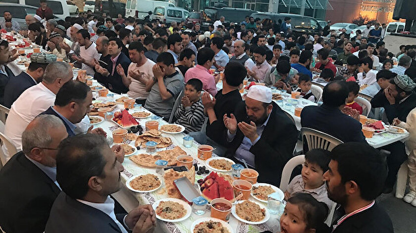 Program sonunda Çin baskısı altında tutulan Mazlum Doğu Türkistanlıların özgürlüğüne kavuşmaları için dua edildi.