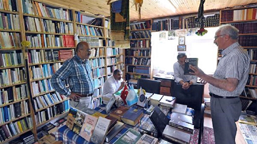 Baba yadigarı kütüphaneyle yakından ilgileniyor