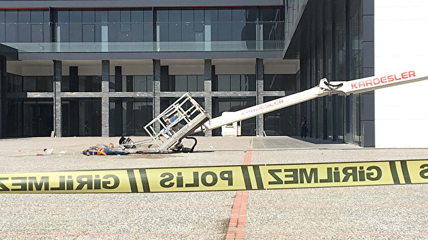 Polisler, vincin devrildiği alana güvenlik şeridi çekti.