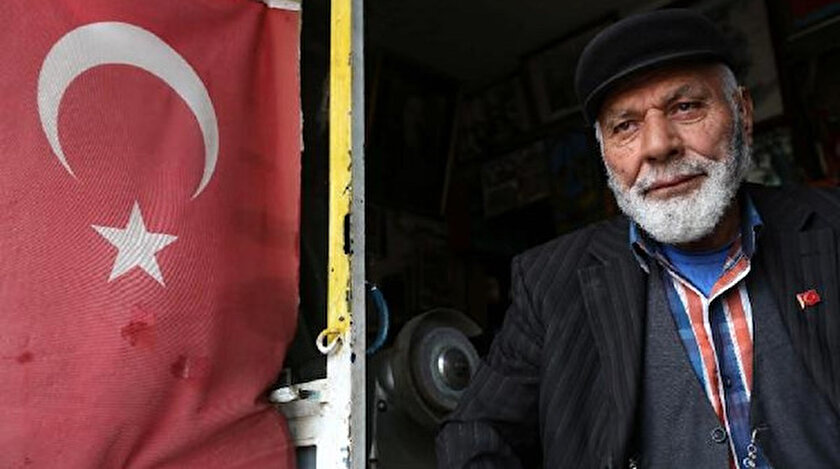 Yıpranmış Türk bayraklarını kaymakamlığa teslim etti