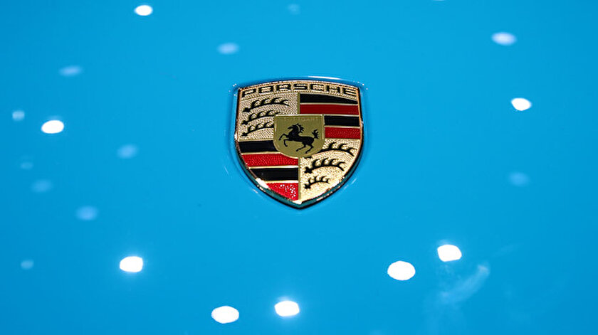 Porsche'ye ait bürolara ve bazı mali müşavirlerin evine baskın düzenlendi.