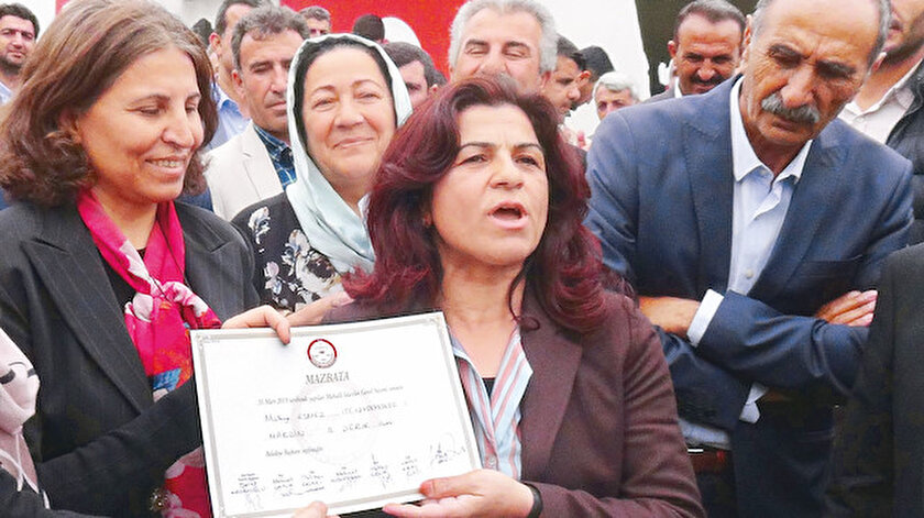 HDP’li Mülkiye Esmez göreve başladıktan sonra ilk iş olarak kayyum döneminde işe başlayan çalışanları işten çıkardı.