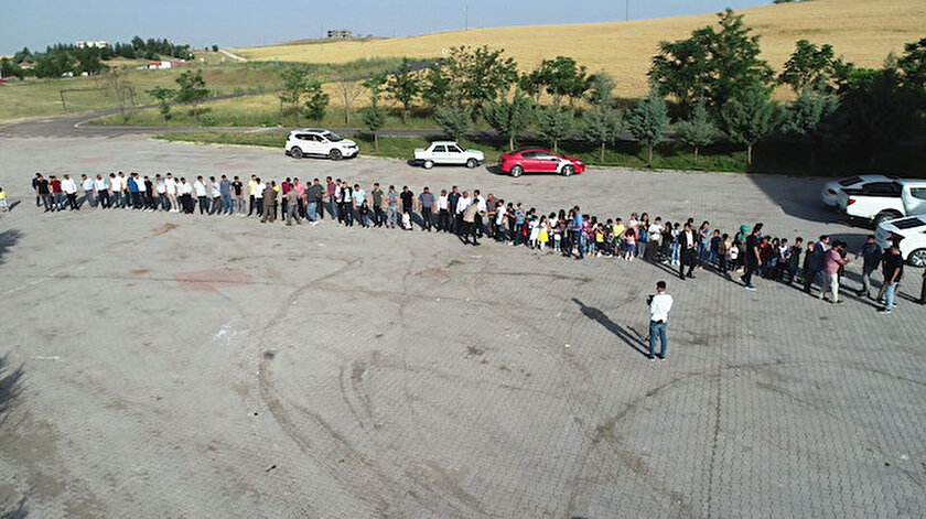 300 torun, dedelerinin bayramını kutlamak için sıraya girdi.
