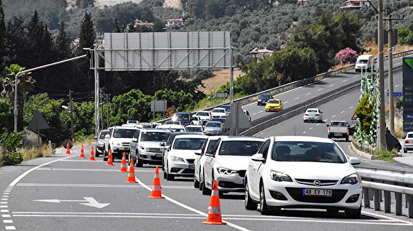 Tatilciler nedeniyle Akyaka'da uzun kuyruklar oluştu.