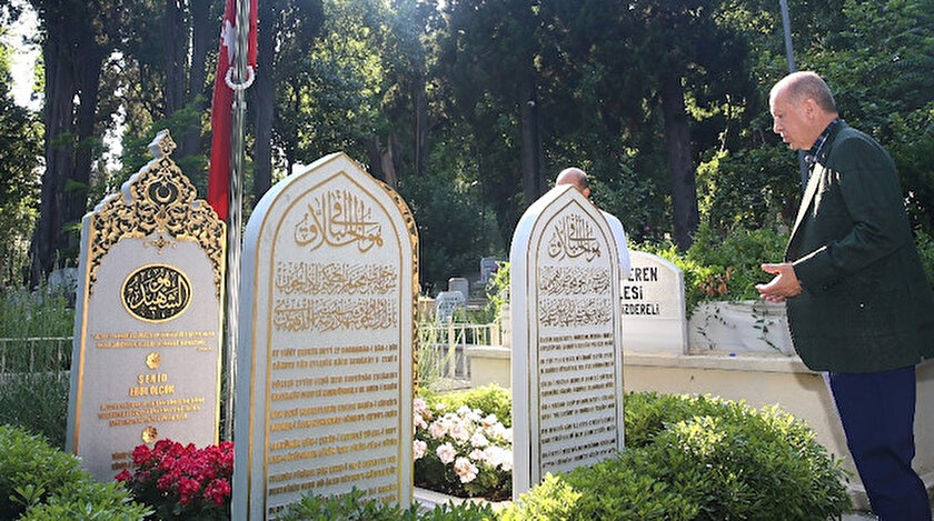 Cumhurbaşkanı Erdoğan anne ve babasının mezarlarını ziyaret etti
